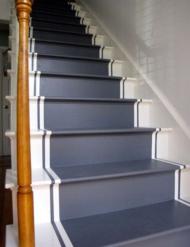 escalier peint en blanc et gris
